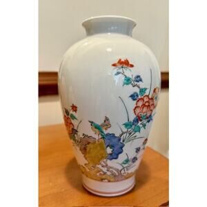 Japanese Kakiemon Kiln Porcelain Vase – Hand Painted Arita Ware – Signed